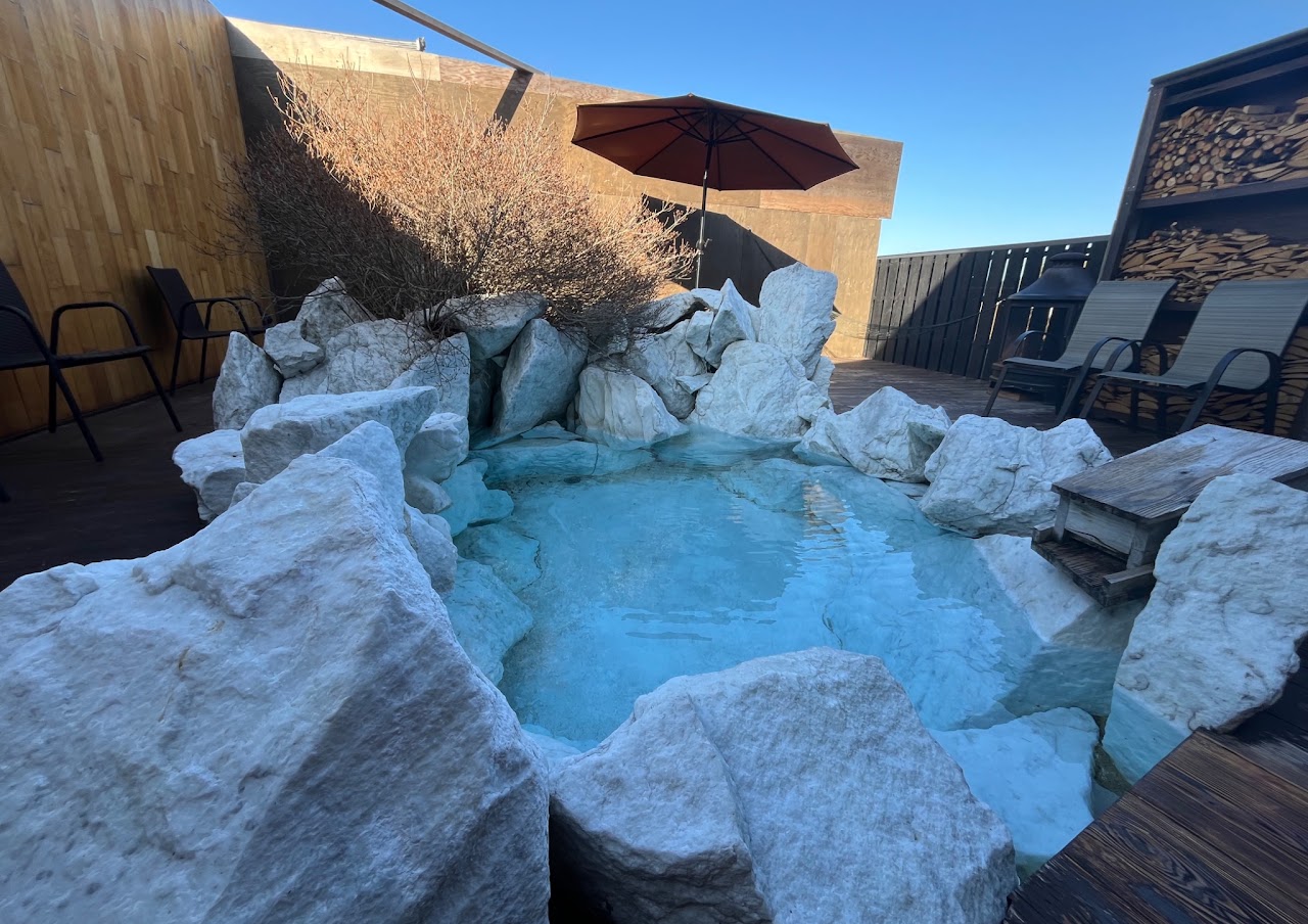 白い岩の水風呂